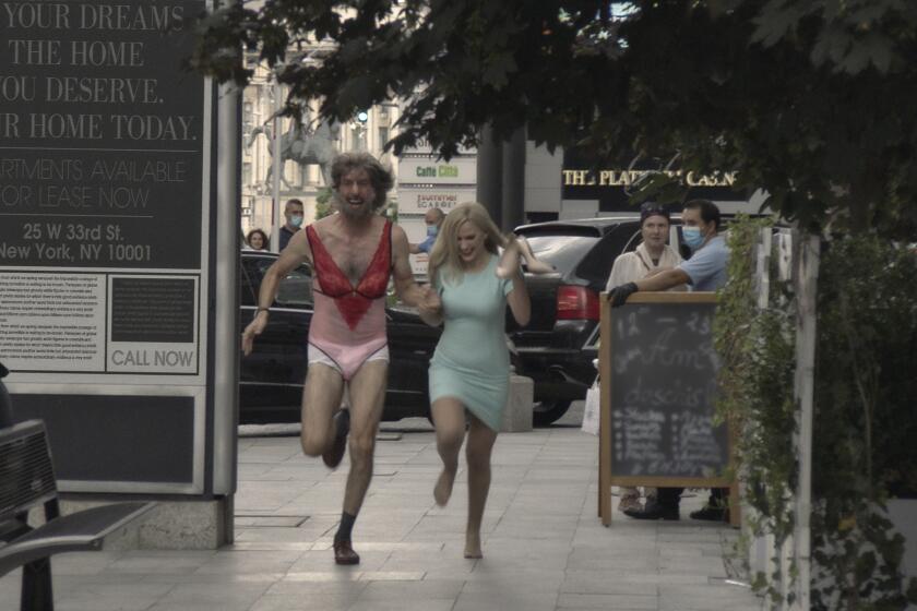 Sacha Baron Cohen y Maria Bakalova en una escena de “Borat Subsequent Moviefilm”