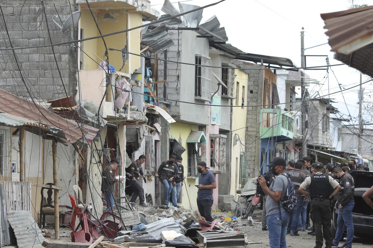 La policía revisa el lugar de una explosión en el barrio de Cristo del Consuelo, en Guayaquil, Ecuador