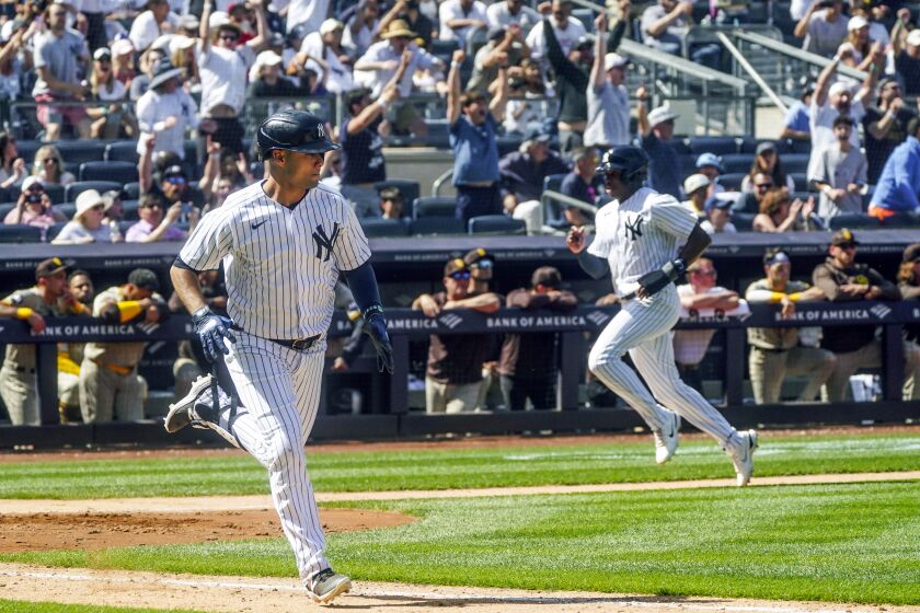 Isiah Kiner-Falefa de los Yanquis de Nueva York corre a primera base tras su sencillo que llevó a anotación de Greg Allen en la décima entrada ante los Padres de San Diego el sábado 27 de mayo del 2023. (AP Foto/Bebeto Matthews)