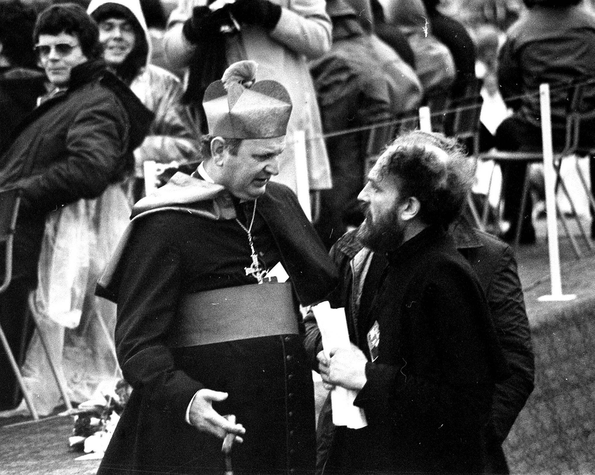 1979 年，埃蒙·凯西主教在青年弥撒中与一位牧师交谈。