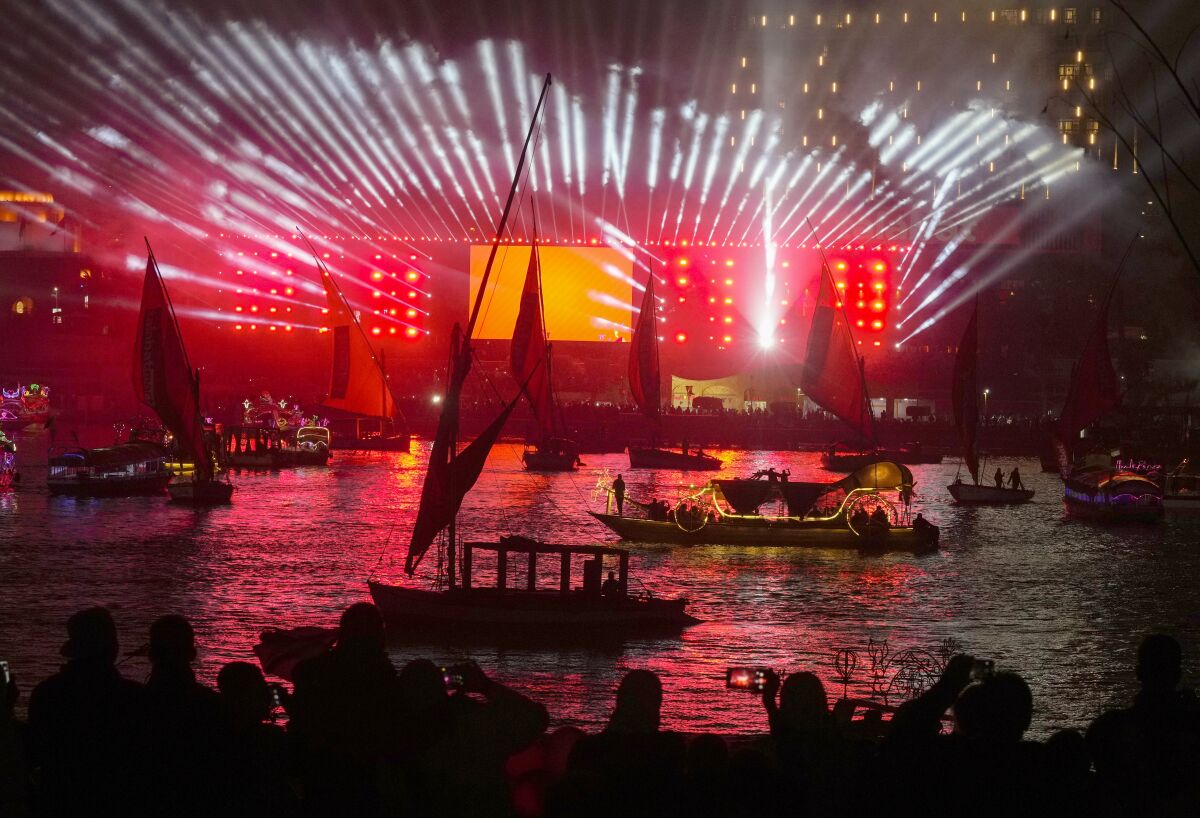 Les gens font des excursions en bateau sur le Nil après les décorations du Nouvel An