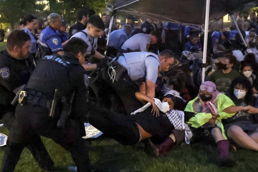 Policía detiene a manifestantes propalestinos que intentan acampar en el campus de la Universidad de Washington, el sábado 27 de abril de 2024 en San Luis, Missouri, Estados Unidos. (Christine Tannous/St. Louis Post-Dispatch via AP)