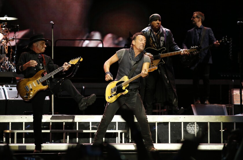 ARCHIVO - Bruce Springsteen y la E Street Band dan un concierto de la gira "The River Tour" 