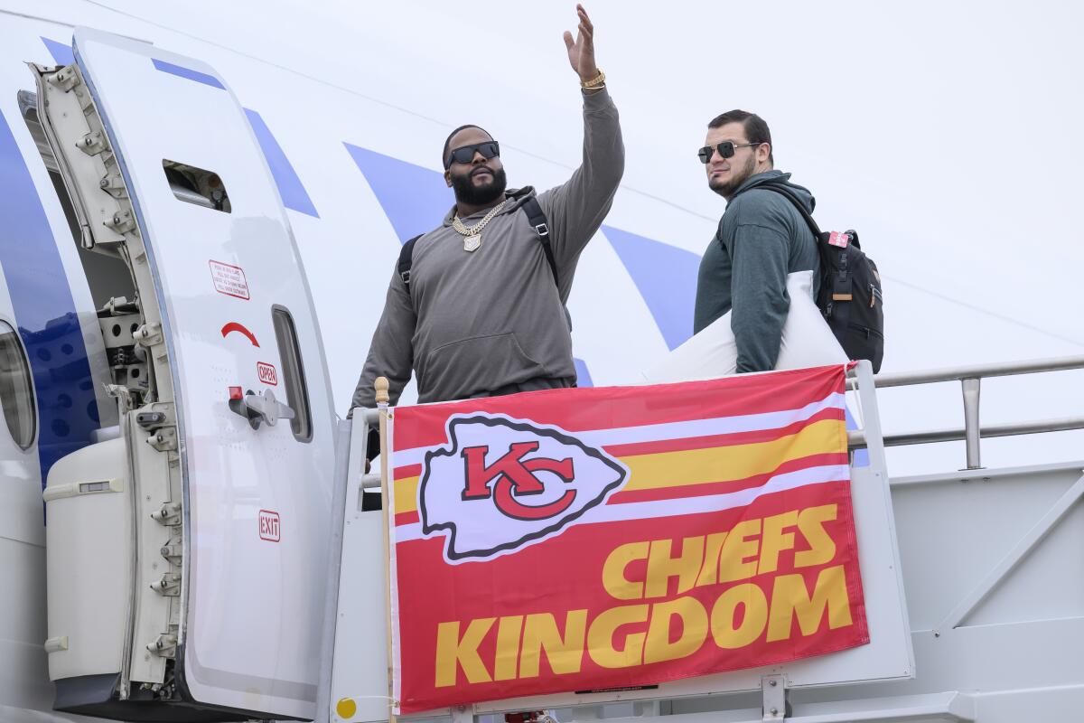 Donovan Smith y Nick Allegretti abordan el avión de los Chiefs en el aeropuerto de Kansas City 