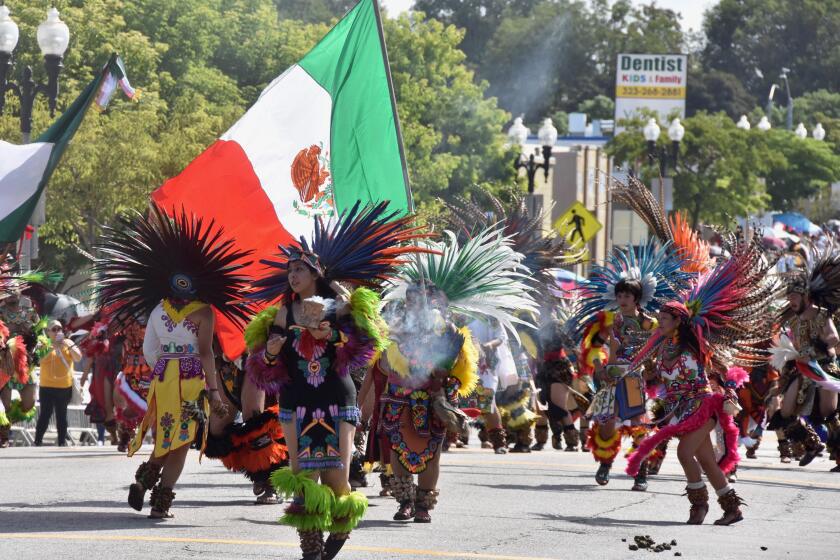 Bailarines aztecas danzan este domingo durante un desfile en Los Ángeles, California. Mexicanos de la ciudad estadounidense dicen que a pesar de que "la conquista" de América Latina por españoles fue ruda, ellos prefieren resaltar "lo positivo" de la unión "de dos mundos" en la edición 73 del desfile de Independencia de México.