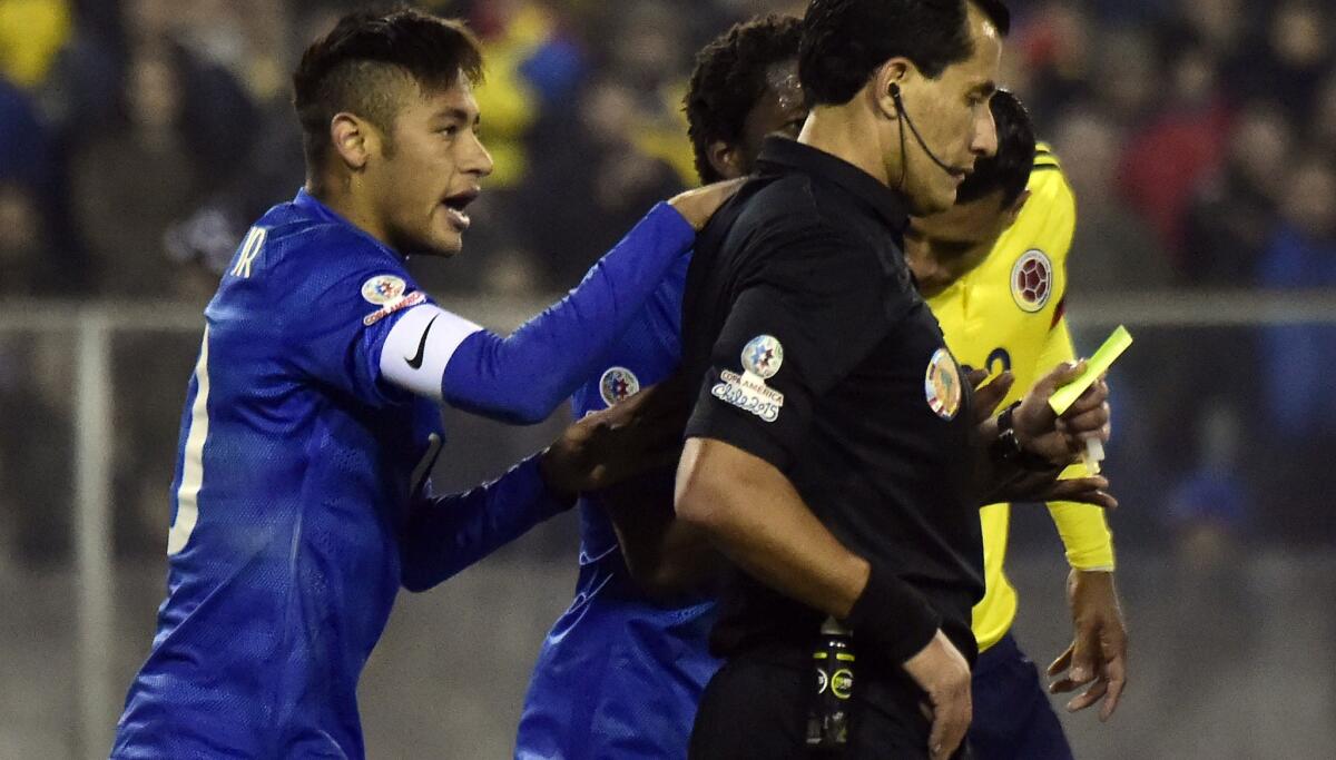 Neymar discute con el árbitro Enrique Osses.