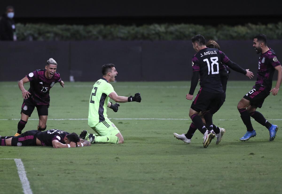 Los jugadores de la selección de México festejan