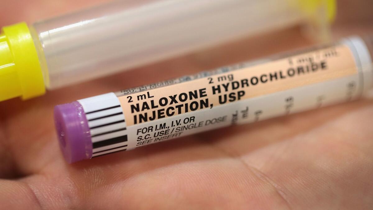 La naxolona se emplea para tratar sobredosis de opioides (Scott Olson / Getty Images).