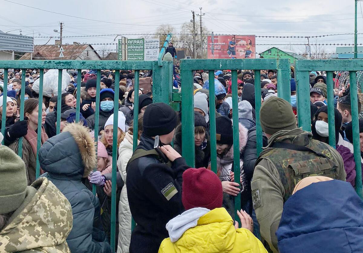 A crowd of refugees at the border