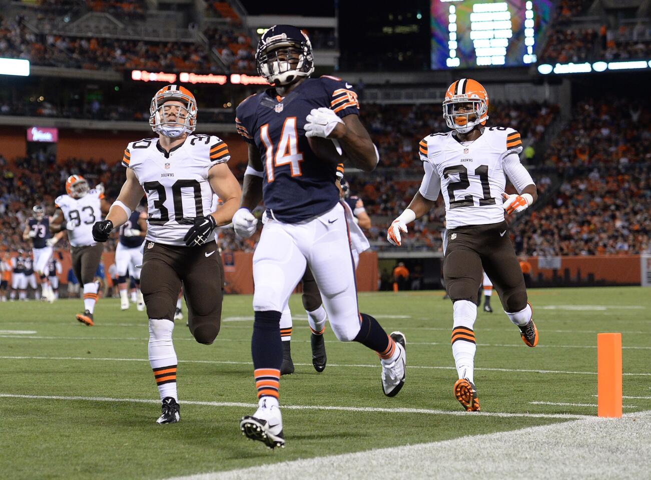 Santonio Holmes scores a touchdown in front of the Browns' Jim Leonhard and Justin Gilbert during the second quarter.