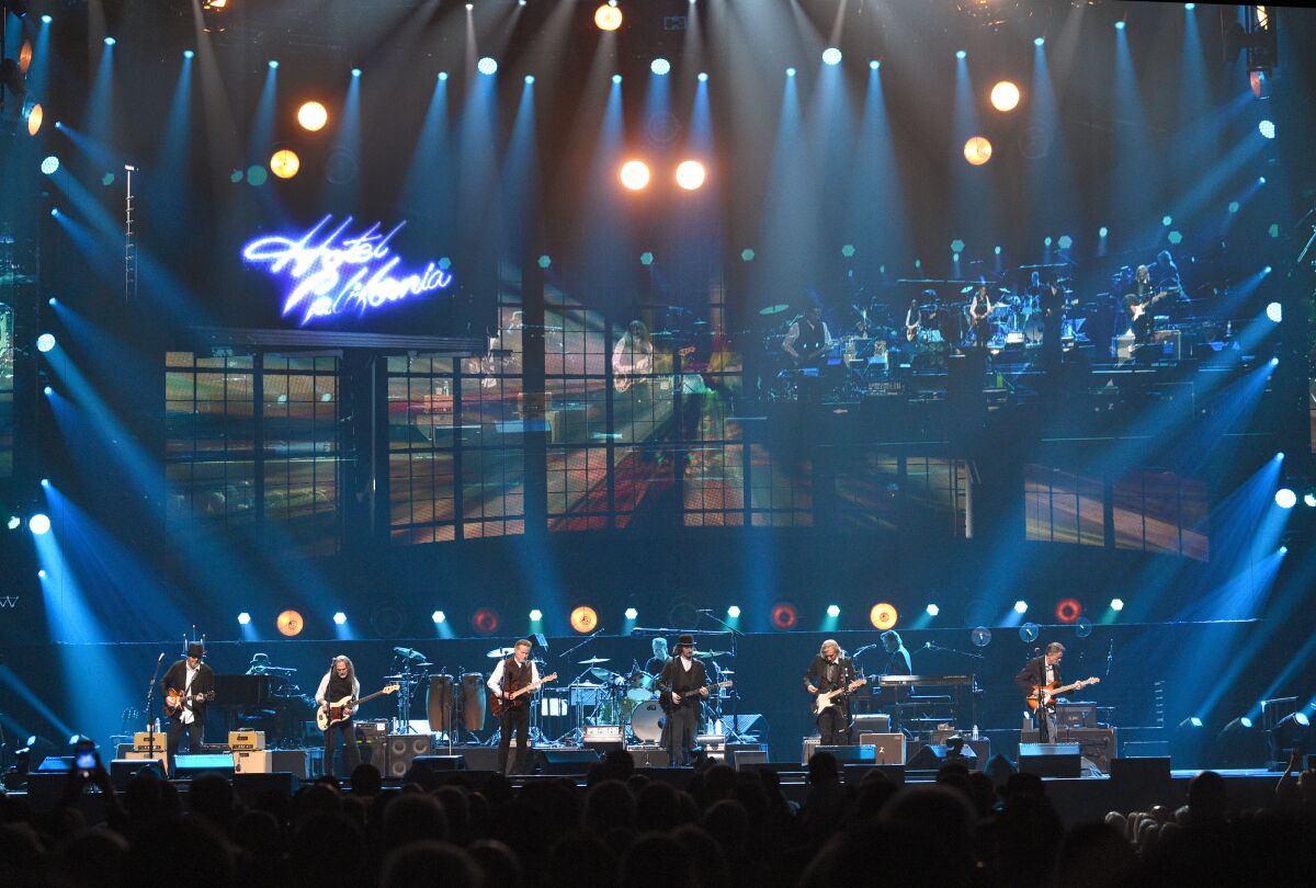 النسور يقدمون عروضهم في MGM Grand Garden Arena في عام 2019 في لاس فيغاس.