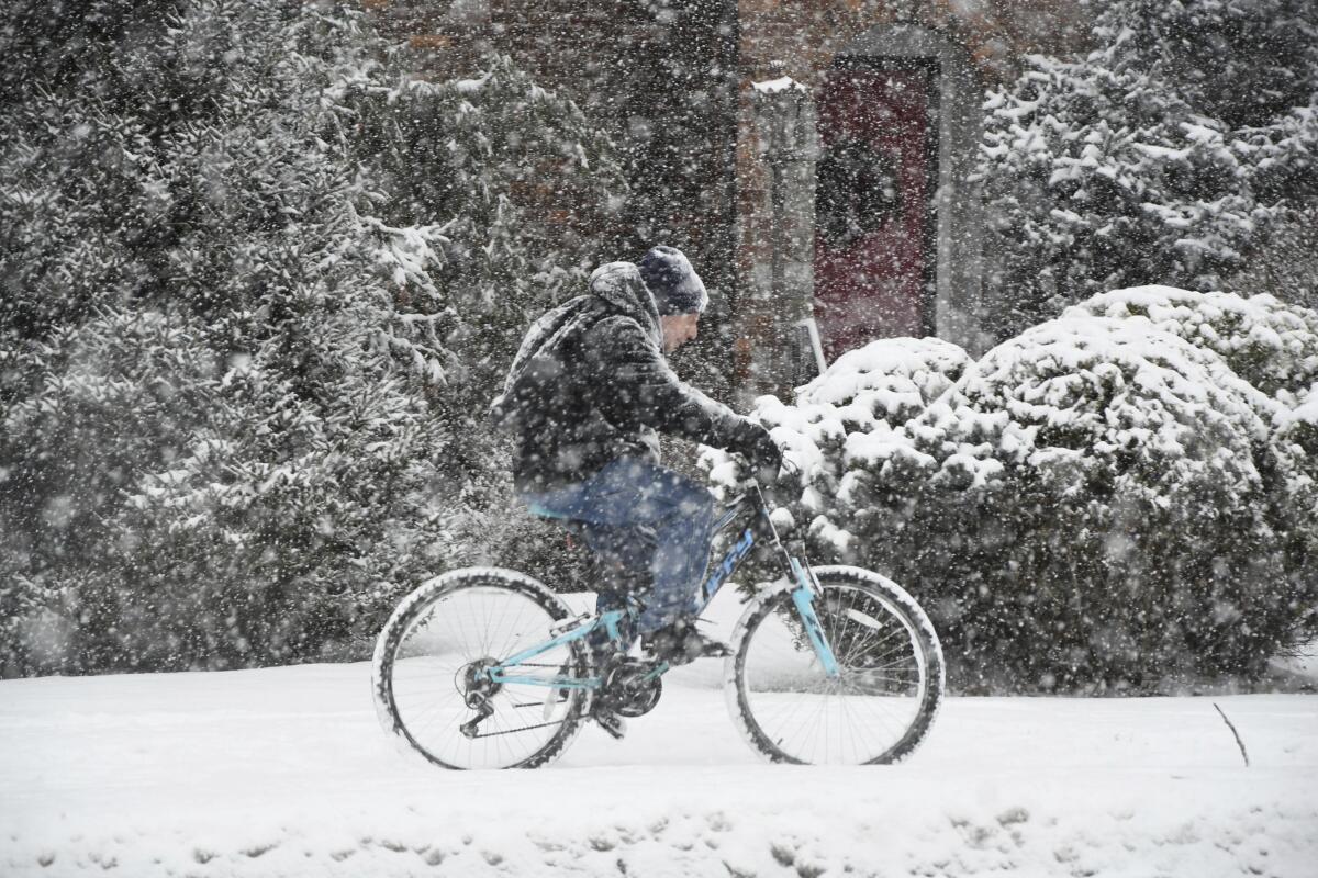 Un ciclista pasa sobre la acera de un camino en North Adams, Massachusetts,