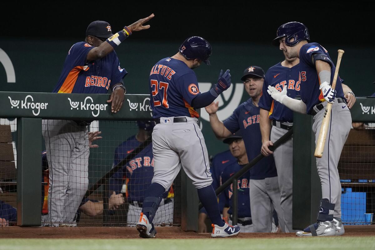 Astros regresan a la vida con triunfo en la casa de los Rangers