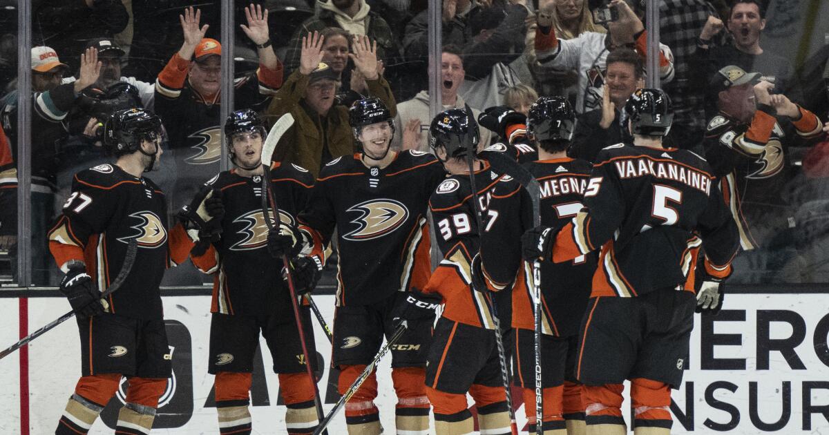 Troy Terry scores on penalty shot in OT to lift Ducks to win - Los Angeles  Times