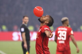 Christopher Nkunku del Leipzig celebra tras anotar el primer gol de su equipo en la final de la Copa de Alemania ante el Eintracht Frankfurt el sábado 3 de junio del 2023. (AP Foto/Andreas Gora)