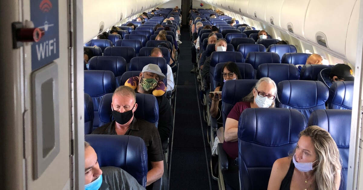 Orang brengsek di sebelahku di pesawat tidak akan memakai topeng