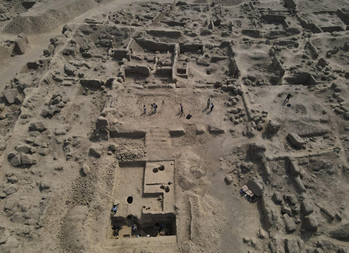 Los arqueólogos trabajan en el sitio donde se encontraron seis momias de niños en Cajamarquilla, cerca de Lima, Perú.