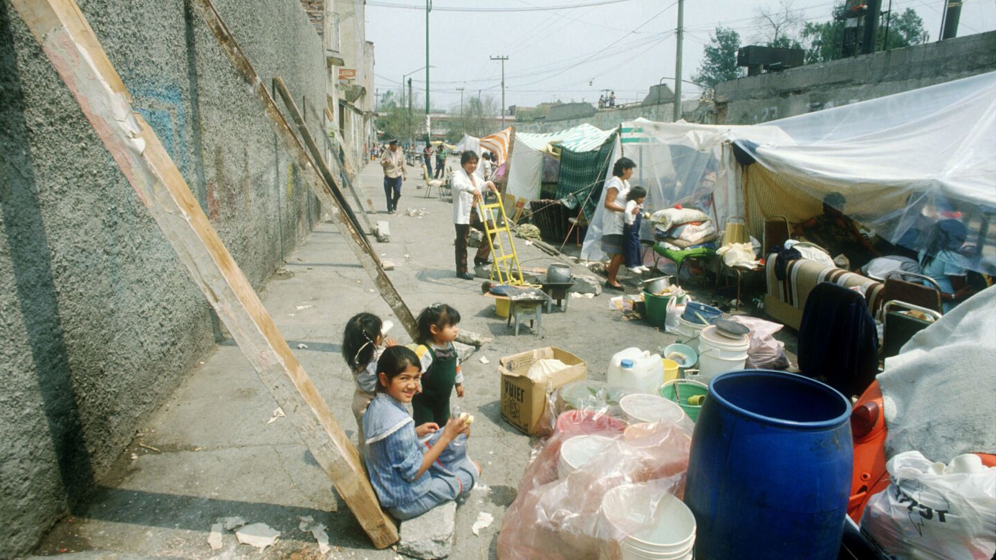The 1985 quake displaced many Mexico City residents, who were forced to live in makeshift tents.