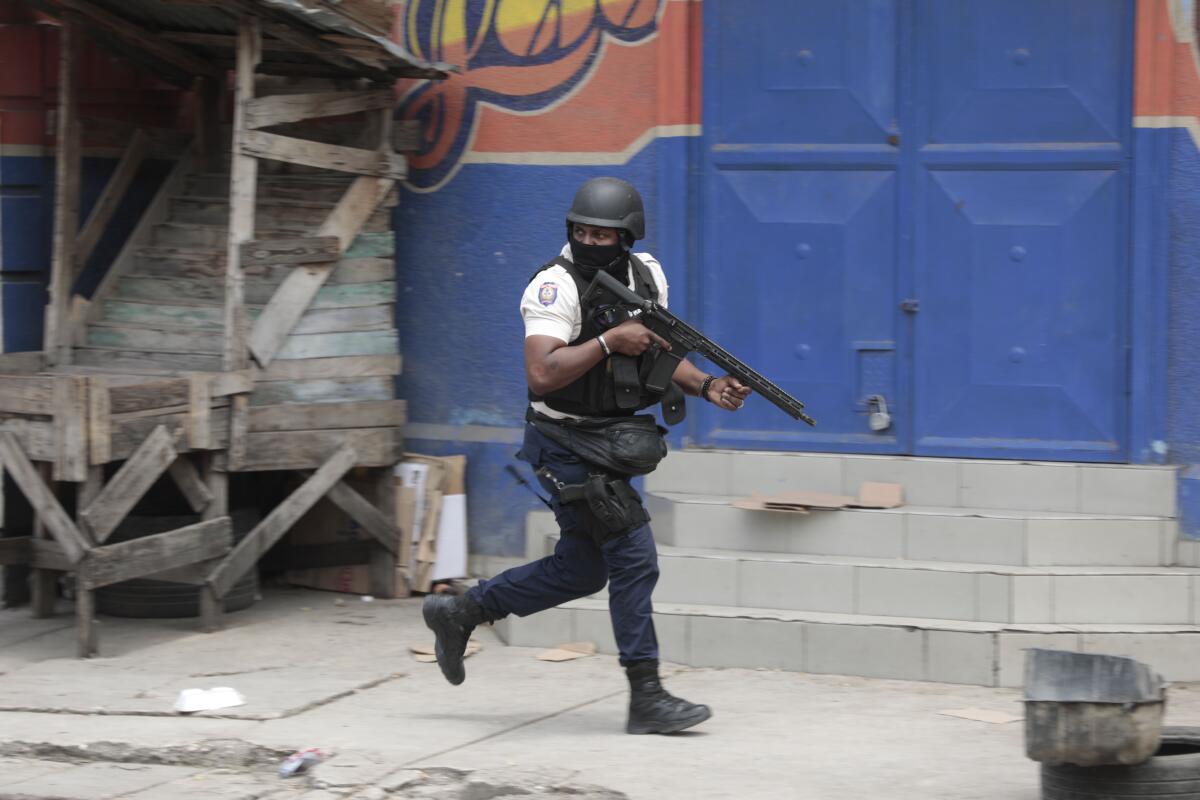 Un policía se resguarda durante un operativo antipandillas 