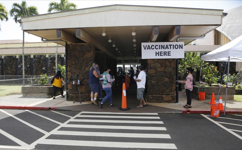 مردم در 3 مارس برای واکسیناسیون COVID-19 در لیوهو ، هاوایی صف آرایی می کنند.