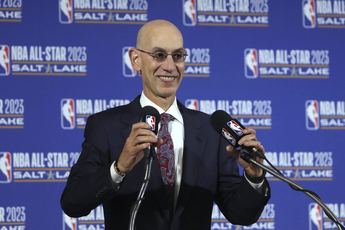 ARCHIVO - En esta foto del 23 de octubre de 2019, Adam Silver, comisionado de la NBA, habla en una conferencia de prensa en Salt Lake City (Rick Bowmer, archivo)