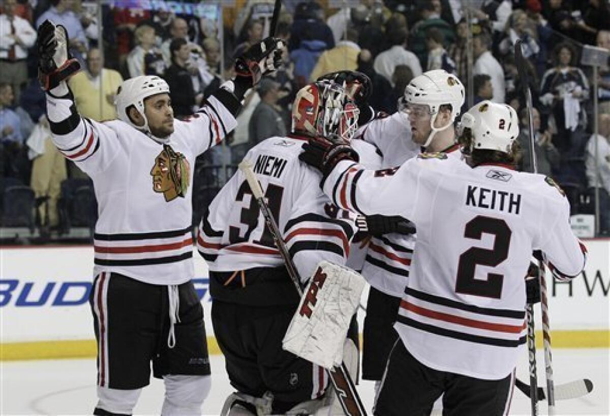 Blackhawks' Niemi stops Kings, wins in first NHL start
