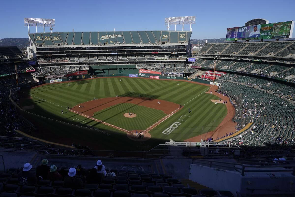 En esta imagen de archivo, espectadores presencian un partido de béisbol en el Oakland Coliseum