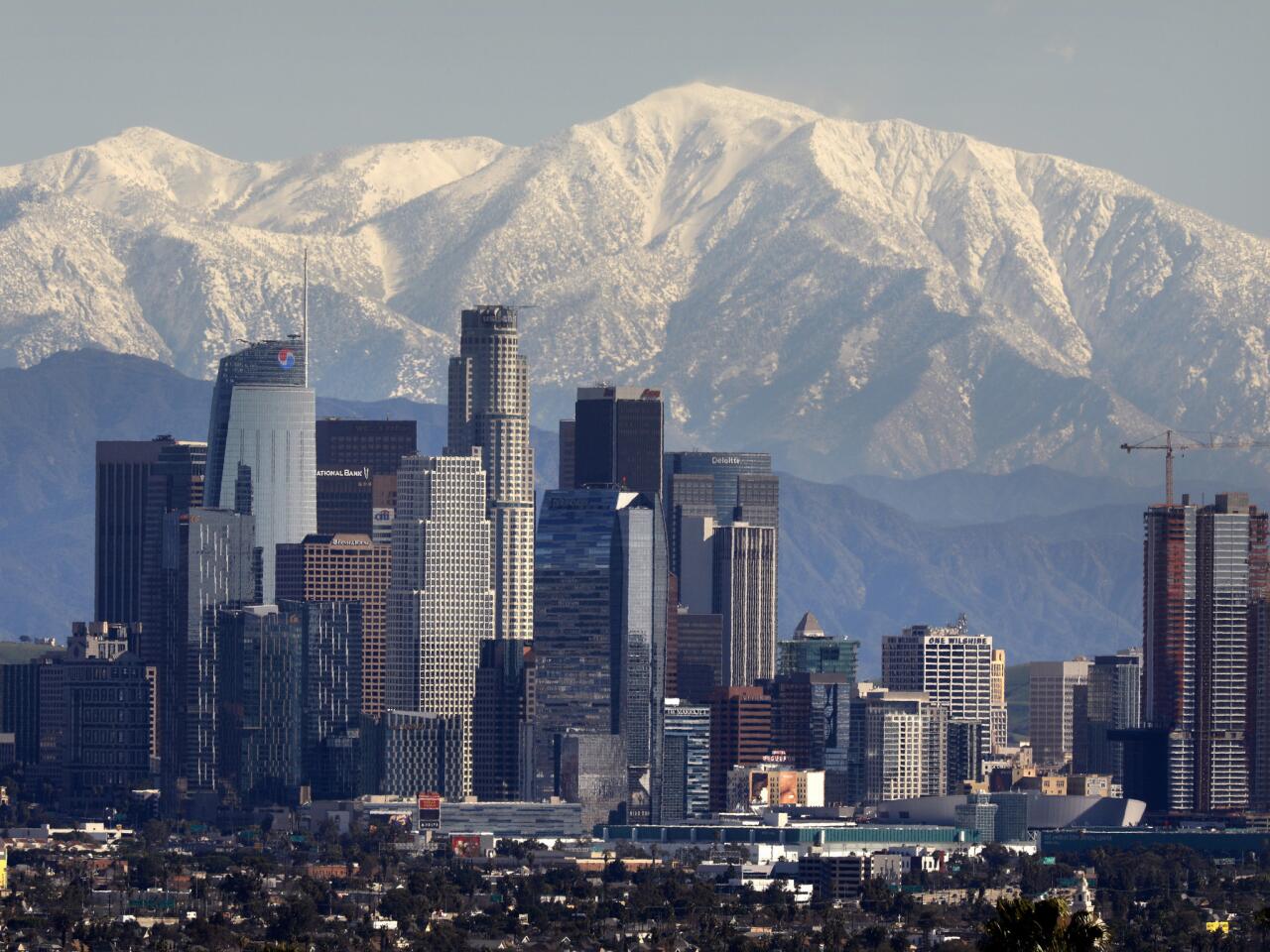 Las montañas de San Gabriel sirven como telón de fondo para el horizonte del centro de Los Ángeles.