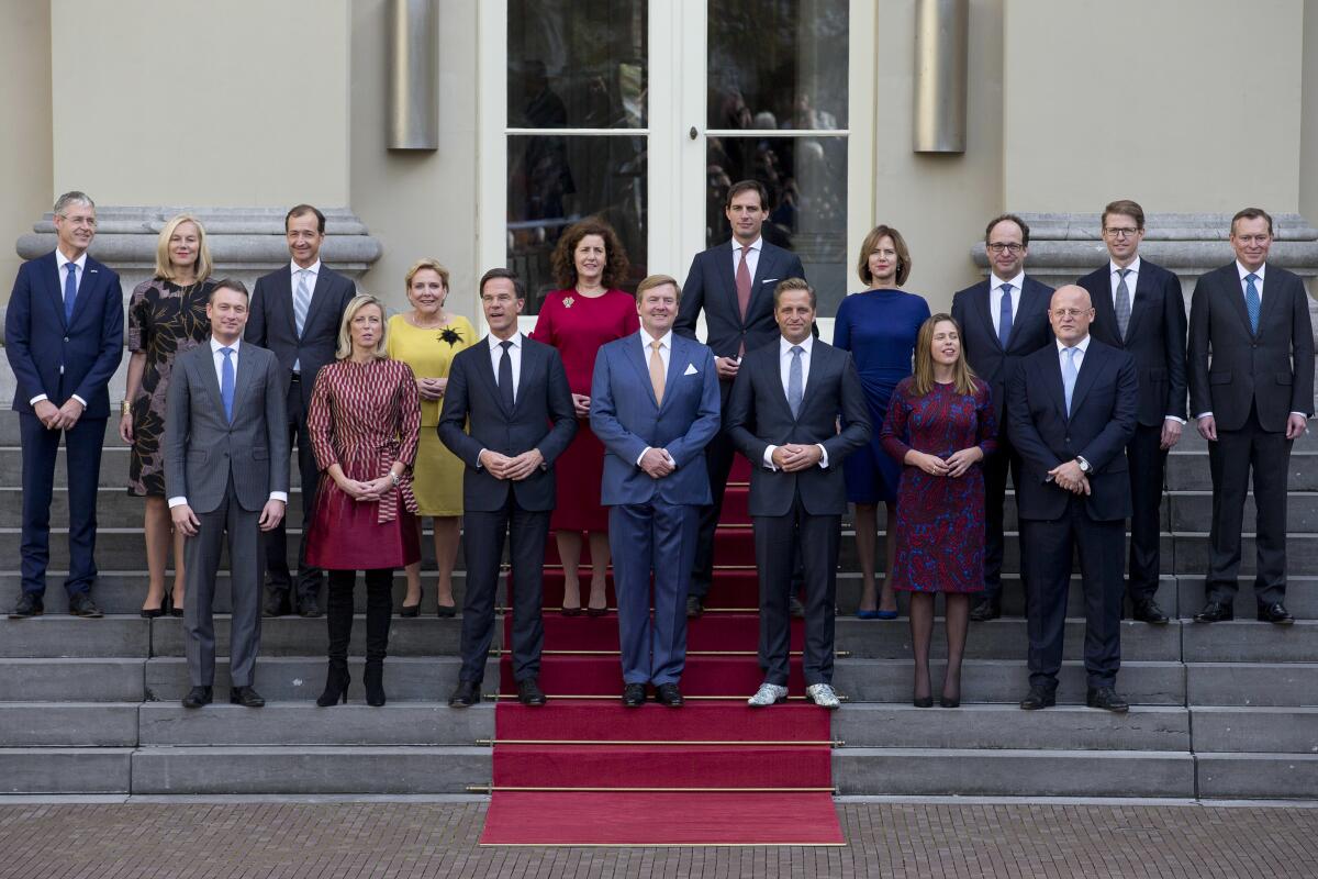 ARCHIVO - En esta foto de archivo del 26 de octubre de 2017, el primer ministro Mark Rutte, centro izquierda