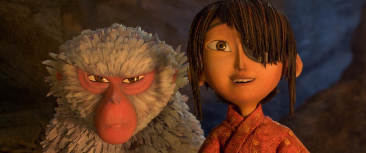 Los personajes Kubo, izquierda, con la voz de Art Parkinson y Mono, con la voz de Charlize Theron en una escena de la película animada "Kubo and the Two Strings" en una imagen proporcionada por Focus Features. (Laika Studios/Focus Features via AP)