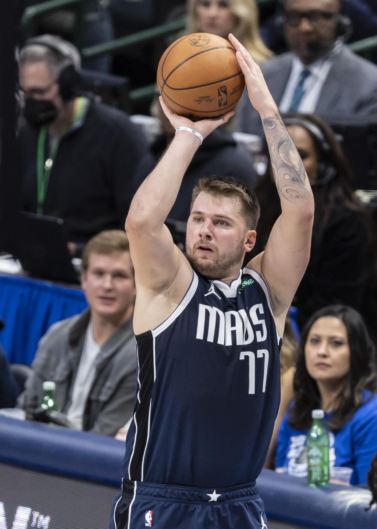 Luka Doncic extends 30-point streak as Mavs top Raptors