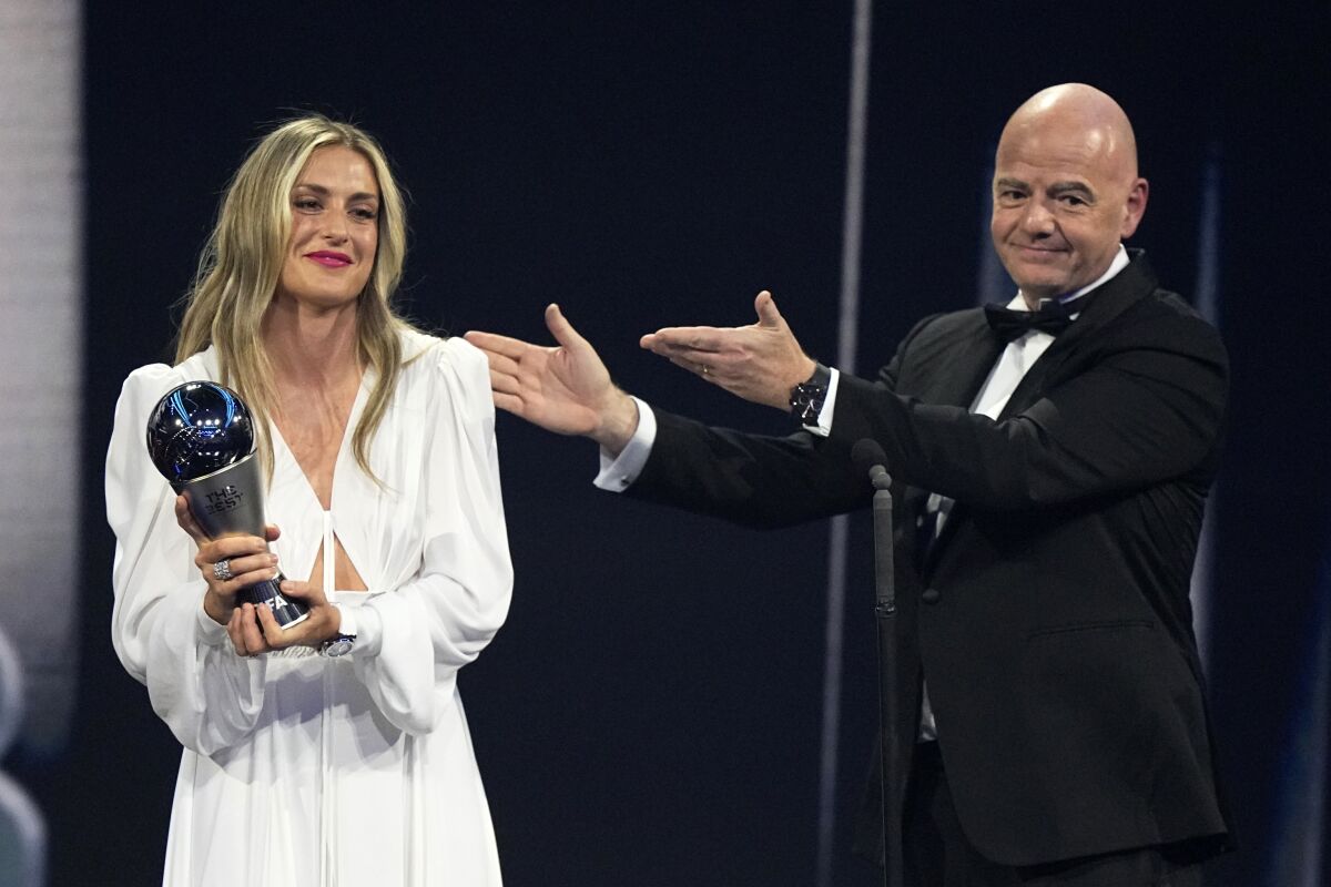 Alexia Putellas, de España, recibe el premio de FIFA a la mejor jugadora de manos del presidente de FIFA
