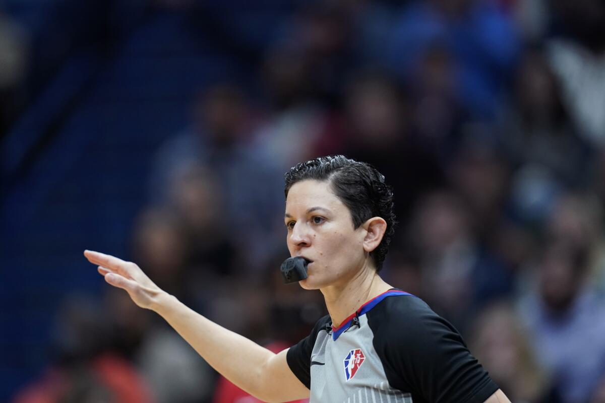Simone Jelks: From women's hoops star to NBA referee