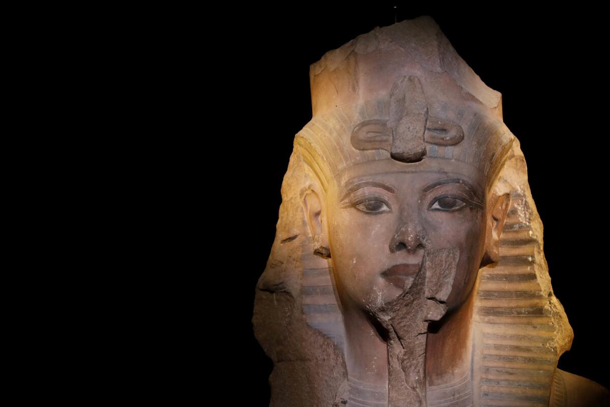 La estatua de un guardián forma parte de “King Tut: Treasures of the Golden Pharaoh”, la muestra sobre el legendario faraón que abre sus puertas este sábado en el California Science Center.