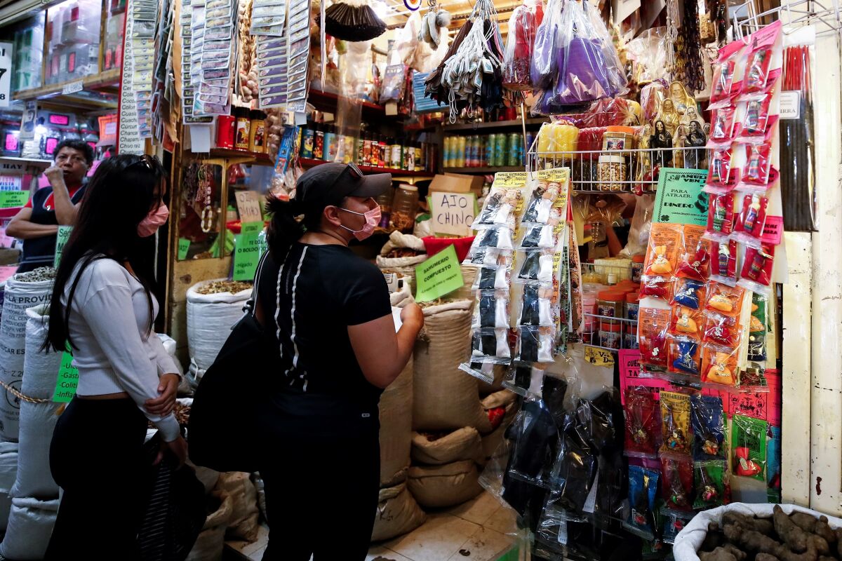 Fotografía fechada el 2 de abril del 2020 que muestra a comerciantes de productos esotéricos laborando en el Mercado Sonora, de la Ciudad de México (México). EFE/ José Méndez