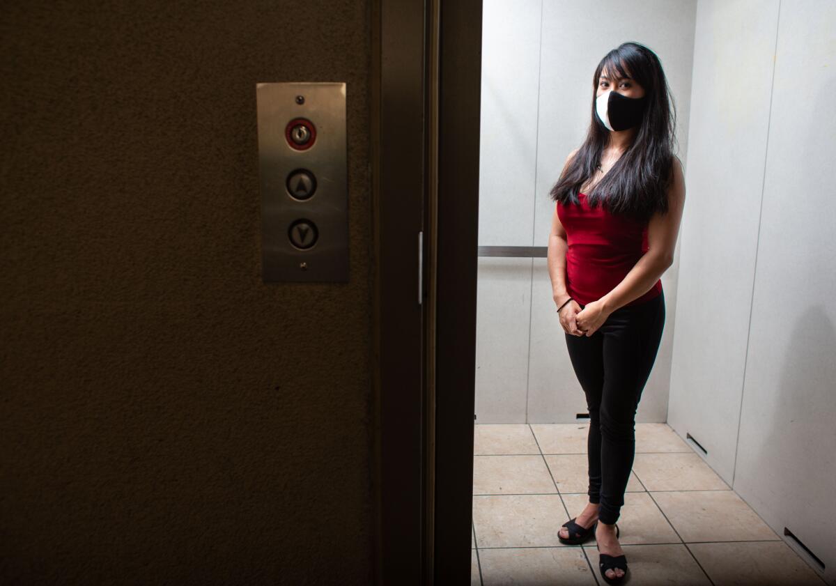Jaycebelle Tadena, de 28 años, de Canoga Park, encontró esvásticas y difamaciones raciales pintadas en el elevador.