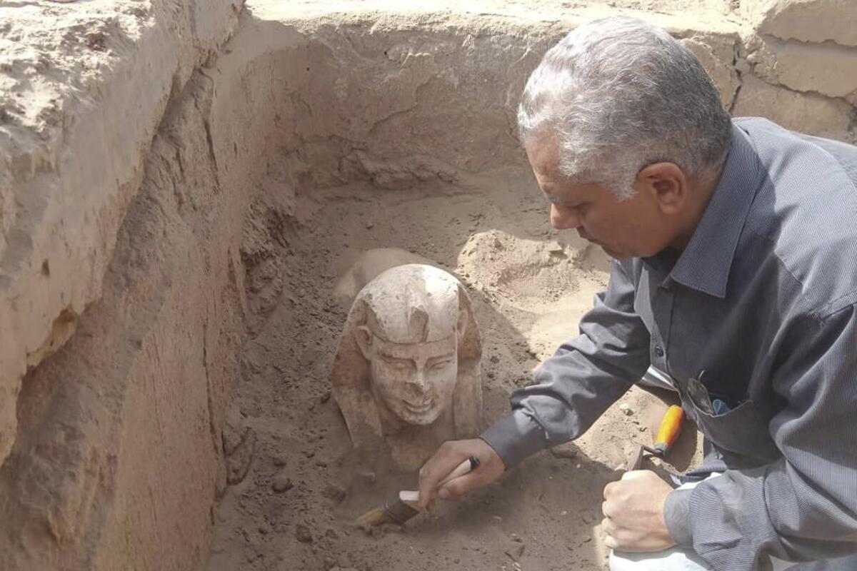 La estatua descubierta en Qena, Egipto. Foto no fechada, proveída el 6 de marzo de 2023