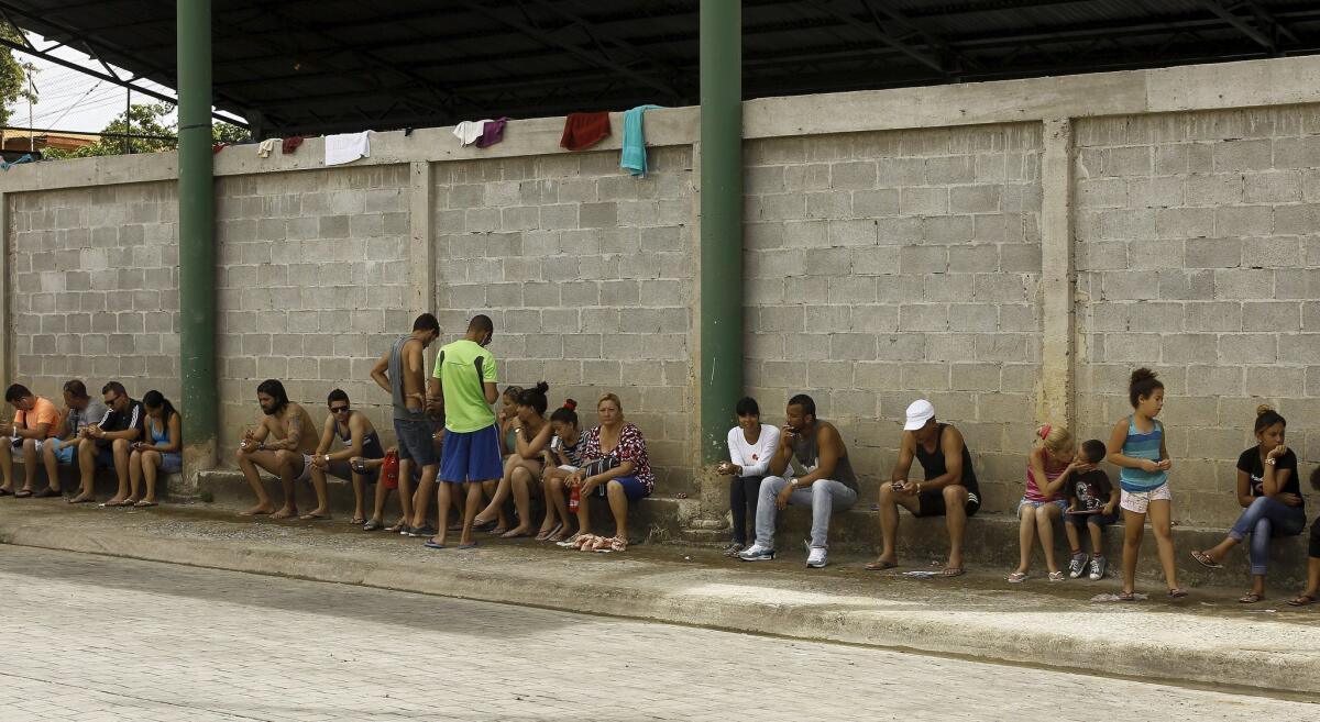 Migrantes cubanos en el albergue temporal en el pueblo de La Cruz, cerca de la frontera entre Costa Rica y Nicaragua.