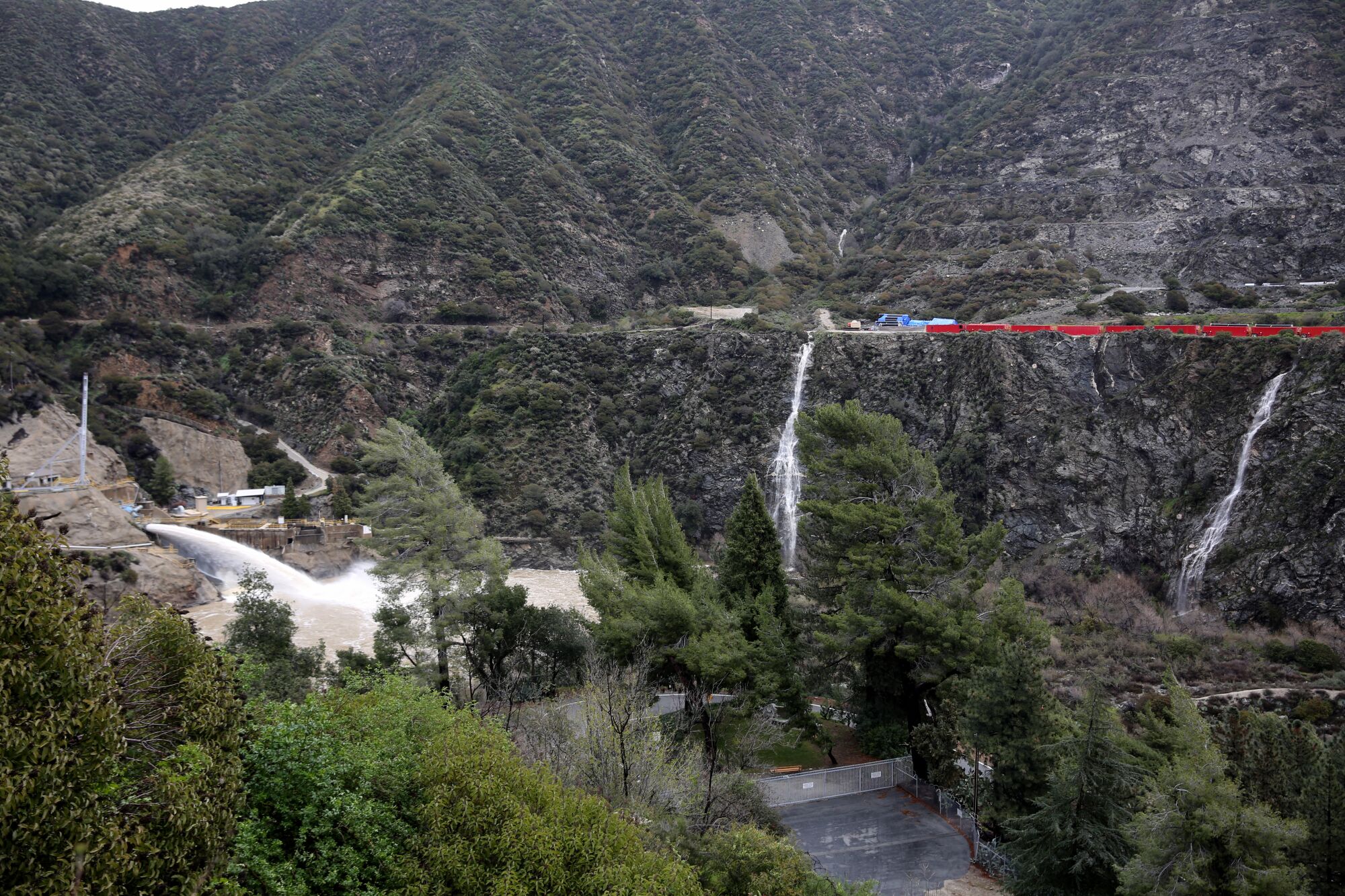 Rare waterfalls appear around Los Angeles after the 5th hurricane On Wednesday, two high falls appeared south of the San Gabriel Reservoir