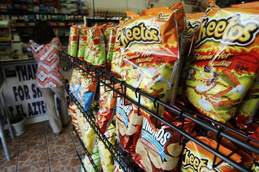 ARCHIVO - Flamin' Hot Cheetos en la puerta de entrada de un mercado.