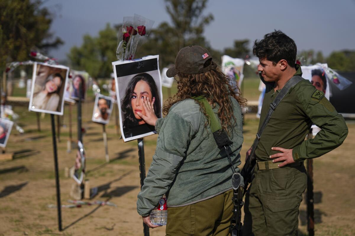 Soldados israelíes miran fotos de personas muertas o en cautiverio de Hamás 