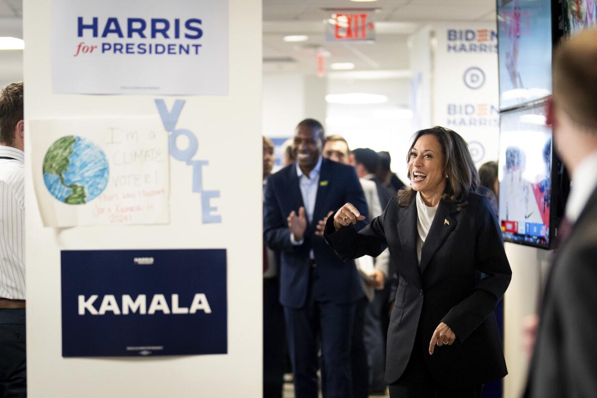 La vicepresidenta Kamala Harris llega a su sede de campaña en Wilmington, Delaware, el lunes 22 de julio de 2024.