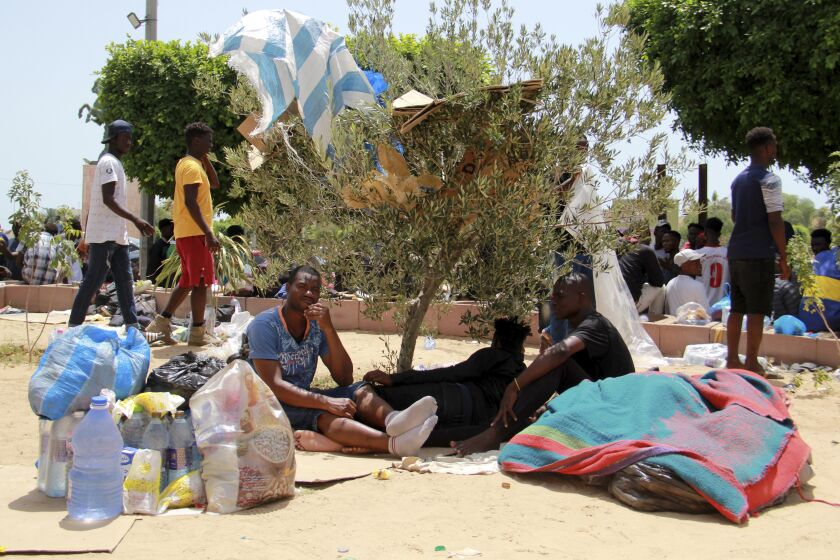 Migrantes descansan en Sfax, en la costa este de Túnez, el viernes 7 de julio de 2023. (AP Foto)