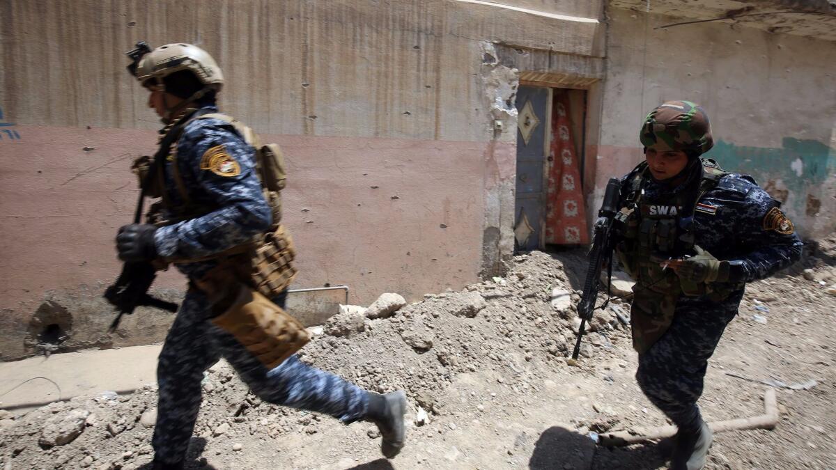 Iraqi forces advance towards Mosul's Old City on June 18, 2017, during the ongoing offensive by Iraqi forces to retake the last district still held by the Islamic State group.