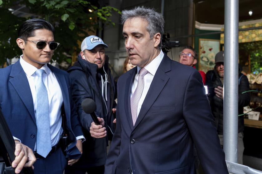 Michael Cohen sale de un edificio de apartamentos en camino al tribunal penal de Manhattan, el lunes 13 de mayo de 2024, en Nueva York. (AP Foto/Julia Nikhinson)