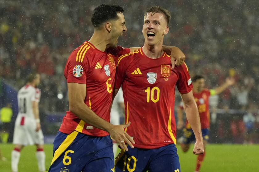 El espa?ol Dani Olmo celebra tras anotar el cuarto gol de su equipo en el encuentro de octavos de final de la Eurocopa ante Georgia el domingo 30 de junio del 2024. (AP Foto/Frank Augstein)