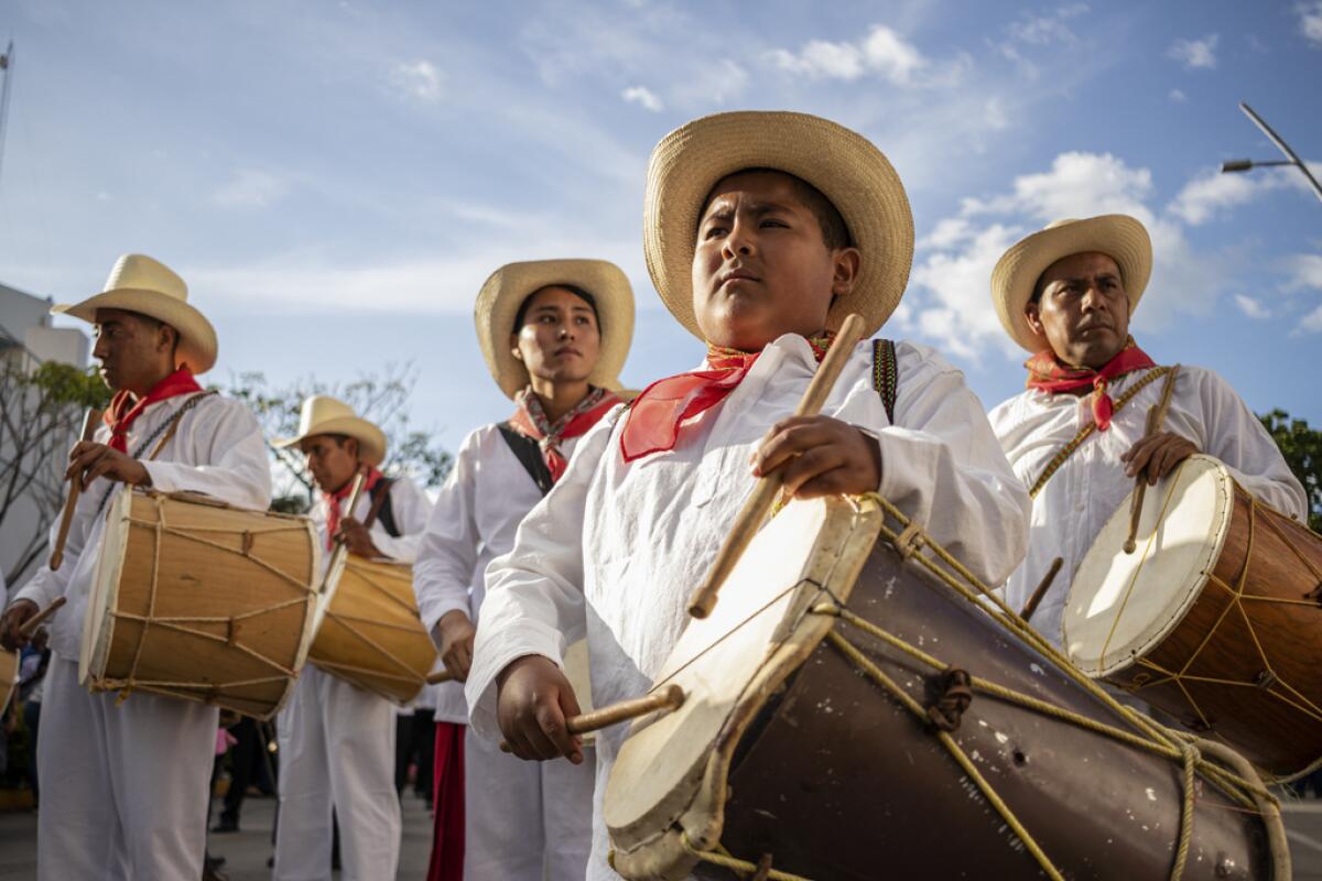 Desfile durante el festival de la Guelaguetza 