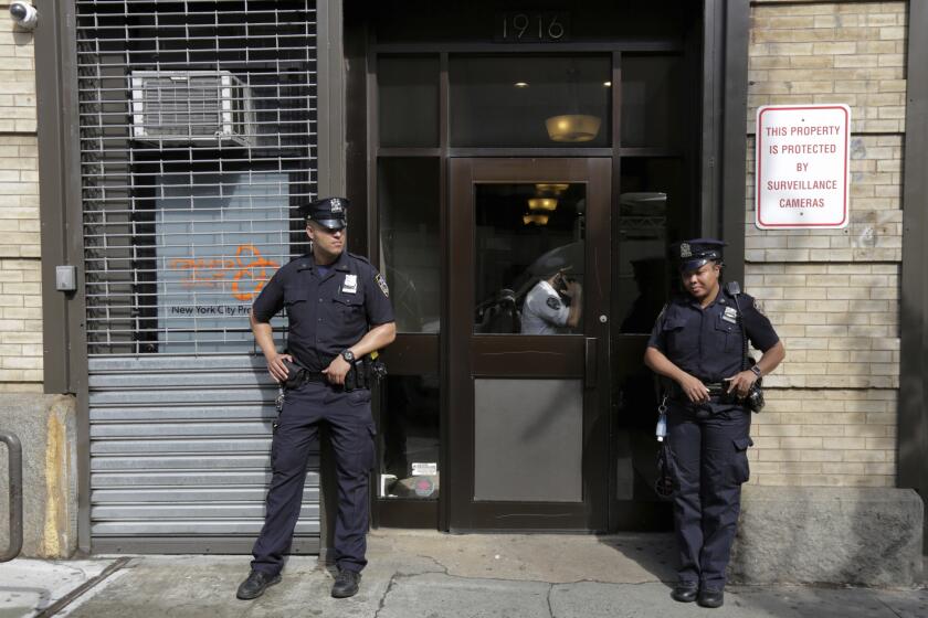 ARCHIVO - En esta foto de archivo del 21 de junio de 2018, agentes montan guardia frente a la agencia de adopciones Cayuga Centers de Nueva York. Tres de cuatro incidentes de ataques físicos a niños inmigrantes separados de sus familias implicaron a Cayuga Centers, la mayor agencia de colocación de niños migrantes en familias de acogida. (AP Foto/Richard Drew)