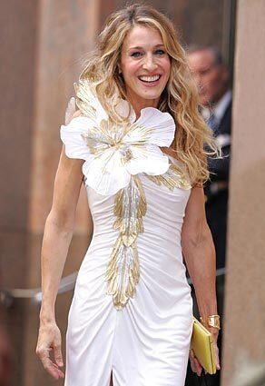 CARRIE: The giant flower is back! And another scene with Sarah Jessica Parker in white has fans buzzing.