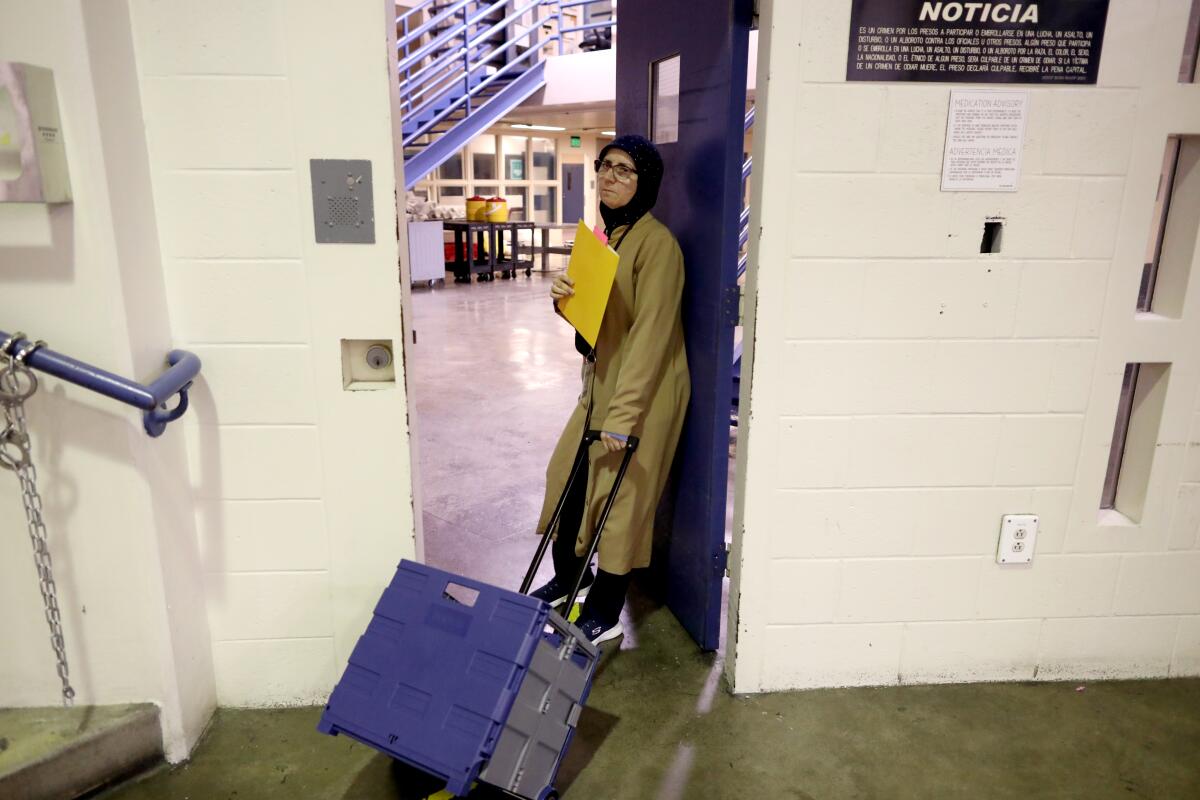 Maria Khani, una capellán musulmana, se prepara para reunirse con los reclusos en el centro penitenciario Twin Towers.